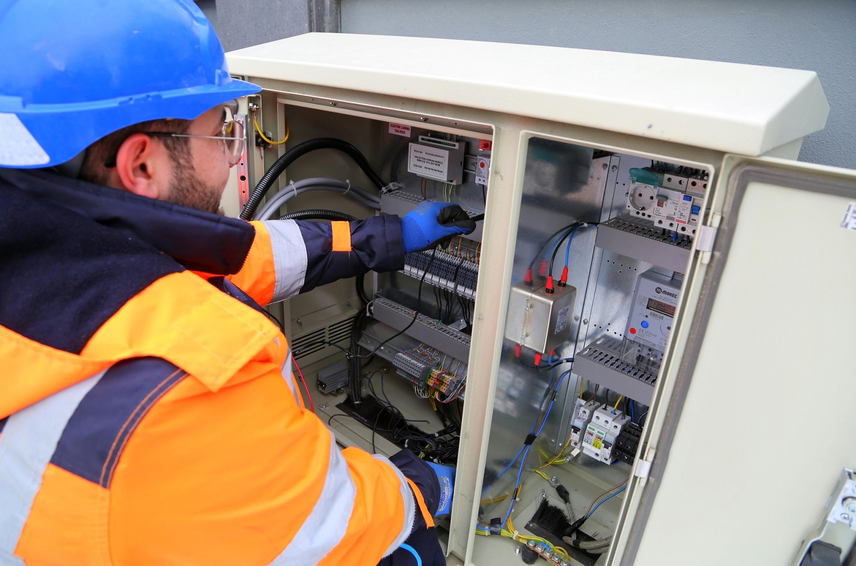 Choosing the Right Commercial Electrical Contractors in Adelaide